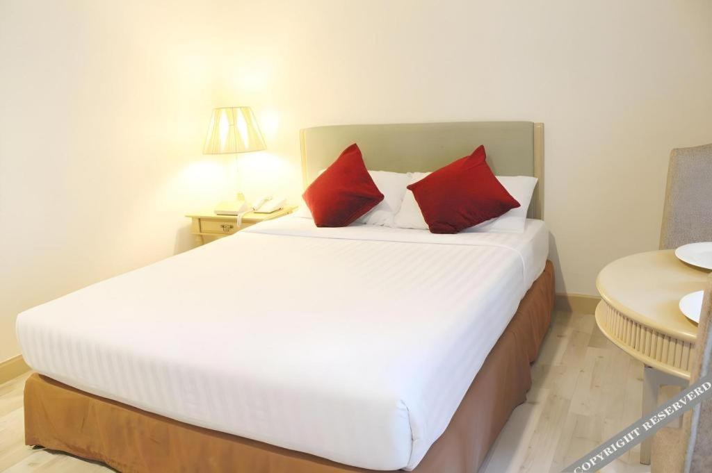 Romance Hotel Srinakarin Бангкок Экстерьер фото
