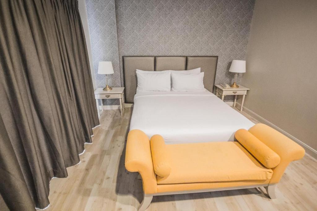 Romance Hotel Srinakarin Бангкок Экстерьер фото